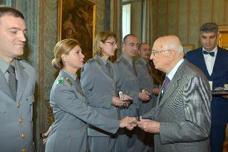 Il Presidente Giorgio Napolitano durante la consegna di una medaglia ricordo agli Allievi degli Istituti di formazione del Corpo Forestale dello Stato per il 191° anniversario di fondazione