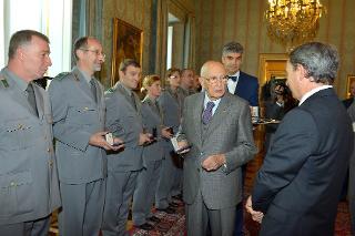 Il Presidente Giorgio Napolitano in un momento della consegna di medaglie ricordo agli Allievi degli Istituti di formazione del Corpo Forestale dello Stato per il 191° anniversario di fondazione