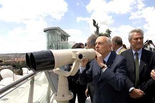 Il Presidente Giorgio Napolitano osserva Roma dall'alto della Terrazza delle Quadrighe