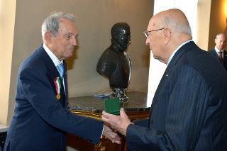 Il Presidente Giorgio Napolitano consegna il distintivo d'oro al Cavaliere del Lavoro Mario Martella che appartiene all'Ordine da 25 anni