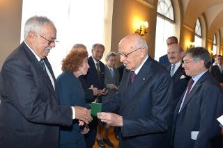 Il Presidente Giorgio Napolitano durante la consegna del distintivo d'oro ai Cavalieri del Lavoro che appartengono all'Ordine da 25 anni