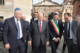 Il Presidente Giorgio Napolitano al suo arrivo al Tempio Maggiore per la cerimonia commemorativa del 70° anniversario della deportazione degli ebrei romani. Nella foto da sinistra Renzo Gattegna, Ignazio Marino e Riccardo Pacifici.