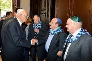 Il Presidente Giorgio Napolitano con una rappresentanza di deportati sopravvissuti ai campi di sterminio in occasione della cerimonia commemorativa del 70° anniversario della deportazione degli ebrei romani,
