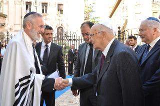 Il Presidente Giorgio Napolitano accolto all'ingresso del Tempio Maggiore dal Rabbino Capo Dott. Riccardo Di Segni in occasione della cerimonia commemorativa del 70° anniversario della deportazione degli ebrei romani