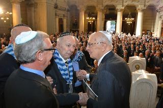 Il Presidente Giorgio Napolitano al termine della cerimonia commemorativa del 70° anniversario della deportazione degli ebrei romani, saluta alcuni sopravvissuti