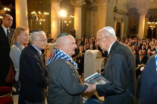 Il Presidente Giorgio Napolitano al termine della cerimonia commemorativa del 70° anniversario della deportazione degli ebrei romani, saluta alcuni sopravvissuti