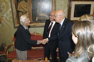Il Presidente Giorgio Napolitano con la Dott.ssa Maria Teresa Morelli curatrice del volume &quot;Le donne della Costituente&quot;