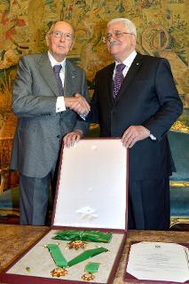 Il Presidente Giorgio Napolitano riceve dal Presidente dell'Autorità Nazionale Palestinese il Signor Mahmud Abbas, l'onorificenza &quot;Stella della Palestina&quot;