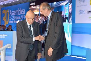 Il Presidente Giorgio Napolitano al termine del suo intervento viene salutato dal Dott. Piero Fassino, Presidente dell'Associazione Nazionale Comuni d'Italia