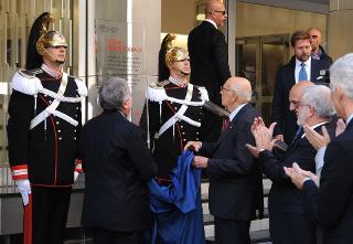 Il Presidente Giorgio Napolitano dopo aver scoperto una stele intotolata agli architetti Vittorio Chiaia e Massimo Napolitano