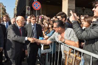 Il Presidente Giorgio Napolitano saluta la folla in occasione dell'inaugurazione del restaurato Palazzo ex Enel