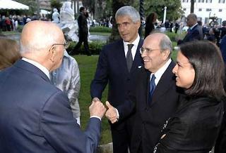 Il Presidente Giorgio Napolitano saluta gli ospiti intervenuti al ricevimento per la Festa della Repubblica