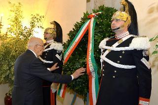 Il Presidente Giorgio Napolitano durante la deposizione di una corona d'alloro sulla lapide dei Caduti del Quirinale, nel Giorno dell'Unità Nazionale e Giornata delle Forze Armate
