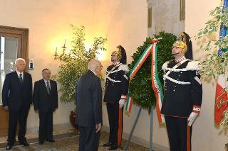 Il Presidente Giorgio Napolitano durante la deposizione di una corona d'alloro sulla lapide dei Caduti del Quirinale, nel Giorno dell'Unità Nazionale e Giornata delle Forze Armate