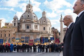Il Presidente Giorgio Napolitano con il Ministro della Difesa Mario Mauro in occasione della deposizione di una corona d'alloro sulla Tomba del Milite Ignoto all'Altare della Patria