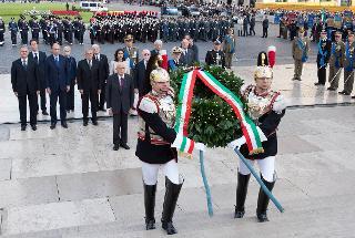 Il Presidente Giorgio Napolitano e le più Alte Cariche dello Stato in occasione della deposizione di una corona d'alloro sulla Tomba del Milite Ignoto all'Altare della Patria
