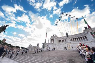 Il passaggio delle Frecce Tricolori in occasione della deposizione da parte del Presidente Giorgio Napolitano di una corona d'alloro sulla Tomba del Milite Ignoto all'Altare della Patria