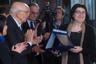 Il Presidente Giorgio Napolitano consegna a Tiziana Bortolesi del Premio Speciale AIRC &quot;Credere nella Ricerca&quot;, in qualità di ambasciatrice della missione AIRC-FIRC nelle scuole