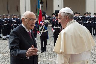 Il Presidente Giorgio Napolitano accoglie Sua Santità Francesco al suo arrivo al Palazzo del Quirinale