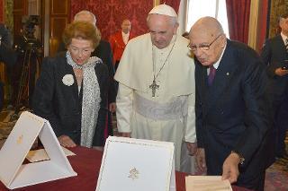 Il Presidente Giorgio Napolitano, Sua Santità Papa Francesco e la siggnora Clio durante lo scambio dei doni in occasione della Visita Ufficiale