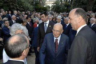 Il Presidente Giorgio Napolitano saluta gli ospiti in occasione del ricevimanto al Quirinale per la Festa del 2 giugno