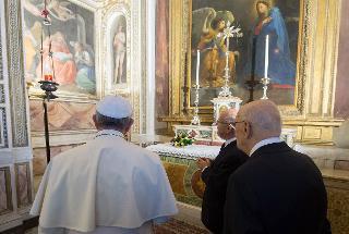 Il Presidente Giorgio Napolitano e Sua Santità Francesco osservano l'opera di Guido Reni &quot;La Madonna del cucito&quot;, nella Cappella dell'Annunziata del Palazzo del Quirinale