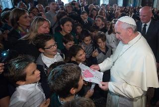 Sua Santità Francesco saluta un gruppo di ragazzi al termine della visita ufficiale al Palazzo del Quirinale