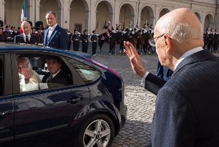 Il Presidente Giorgio Napolitano saluta Sua Santità Francesco al termine della visita ufficiale