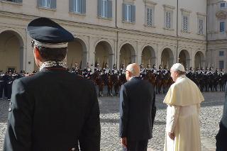 Il Presidente Giorgio Napolitano e Sua Santità Papa Francesco durante gli Inni Nazionali in occasione della Visita Ufficiale