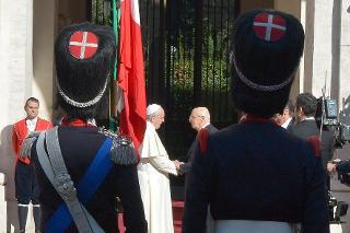 Congedo tra il Presidente della Repubblica Giorgio Napolitano e Sua Santità Papa Francesco in occasione della Visita Ufficiale