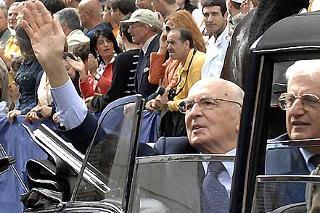 Il Presidente Giorgio Napolitano, a fianco il Segretario generale del Quirinale Donato Marra, all'arrivo in via dei Fori Imperiali per la Festa della Repubblica