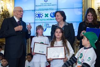 Il Presidente Giorgio Napolitano rivolge il suo indirizzo di saluto in occasione della cerimonia di premiazione dei vincitori dell'XXI edizione del Concorso Nazionale &quot;Immagine per la Terra - Inizia da te: l'acqua&quot; promosso da Green Cross Italia nell'ambito della Festa d'Autunno