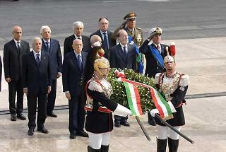 Il Presidente Giorgio Napolitano durante la deposizione di una corona d'alloro sulla Tomba del Milite Ignoto, in occasione della Festa Nazionale della Repubblica