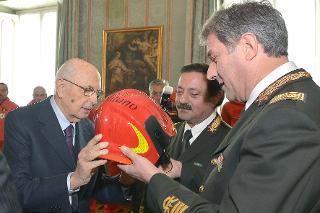 Il Presidente Giorgio Napolitano riceve in dono un casco dei Vigili del Fuoco nel corso dell'incontro con il Corpo Nazionale dei Vigili del Fuoco, del Soccorso Pubblico e della Difesa Civile