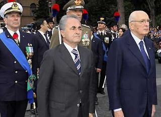 Il Presidente Giorgio Napolitano con a fianco il Ministro della Difesa Arturo Parisi, poco prima della deposizione di una corona d'alloro sulla Tomba del Milite Ignoto, in occasione della Festa Nazionale della Repubblica