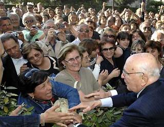 Il Presidente Giorgio Napolitano risponde al saluto della gente in visita ai Giardini del Quirinale, in occasione della Festa della Repubblica.