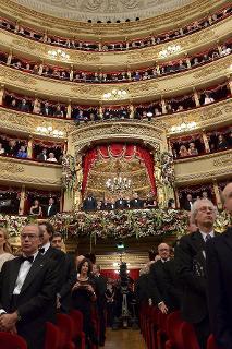 Il Presidente Giorgio Napolitano durante l'Inno Nazionale in occasione dell'inaugurazione della stagione d'opera e balletto 2013-2014 del Teatro alla Scala
