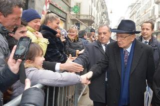 Il Presidente Giorgio Napolitano saluta una nutrita folla all'uscita dell'albergo