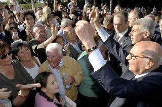 Il Presidente Giorgio Napolitano risponde al saluto della gente in visita ai Giardini del Quirinale, in occasione della Festa della Repubblica.
