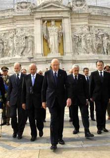 Il Presidente Giorgio Napolitano subito dopo aver deposto una corona d'alloro sulla Tomba del Milite Ignoto, in occasione della Festa Nazionale della Repubblica
