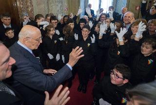 Il Presidente Giorgio Napolitano risponde al saluto dei ragazzi del Coro Mani Bianche, al termine del Concerto di Natale
