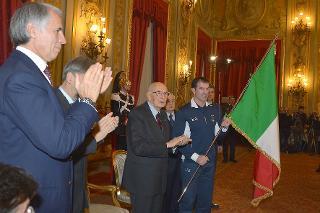 Il Presidente Giorgio Napolitano nel corso della consegna della Bandiera italiana all'Alfiere della squadra olimpica Armin Zoeggeler in partenza per i Giochi Olimpici Invernali di Sochi 2014