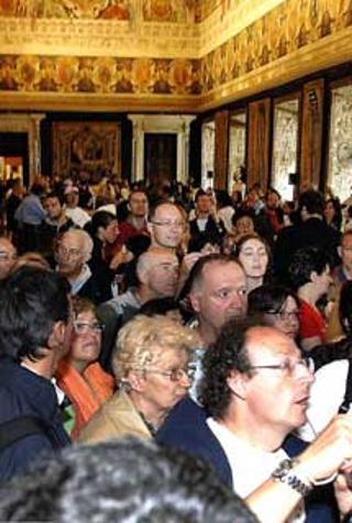Il Salone dei Corazzieri del Quirinale affollato di visitatori per assistere al Concerto nela Cappella Paolina, dei Professori d'orchestra Massimo Quarta e Pietro De Maria