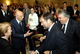 Il Presidente Giorgio Napolitano e la moglie Clio con i Direttori dei Programmi Radiofonici che hanno promosso la settima edizione dei Concerti al Quirinale nella Cappella Paolina