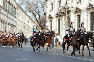 Un momento del cambio della Guardia solenne con lo schieramento e lo sfilamento del Reggimento Corazzieri e della Fanfara del IV Reggimento Carabinieri a cavallo in occasione della Festa del Tricolore