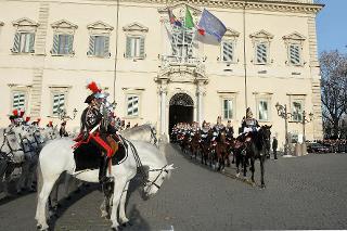 Cambio della Guardia solenne al Palazzo del Quirinale con lo schieramento e lo sfilamento del Reggimento Corazzieri e della Fanfara del IV Reggimento Carabinieri a cavallo in occasione della Festa del Tricolore