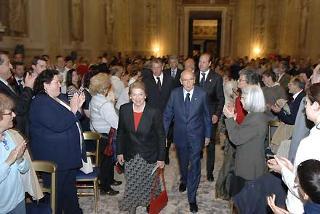 Il Presidente Giorgio Napolitano con la moglie Clio all'arrivo, alla Cappella Paolina per assistere al Concerto
