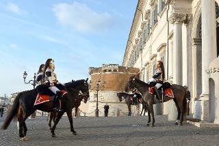 Cambio della Guardia solenne al Palazzo del Quirinale, da parte del Reggimento Corazzieri in occasione della Festa del Tricolore