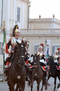 Cambio della Guardia solenne con lo schieramento e lo sfilamento del Reggimento Corazzieri e della Fanfara del IV Reggimento Carabinieri a cavallo in occasione della Festa del Tricolore