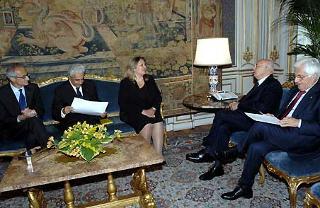 Il Presidente Giorgio Napolitano, a fianco il Segretario generale del Quirinale Donato Marra, con alcuni componenti la delegazione dell'OUA guidata dal loro Presidente Michelina Grillo.
